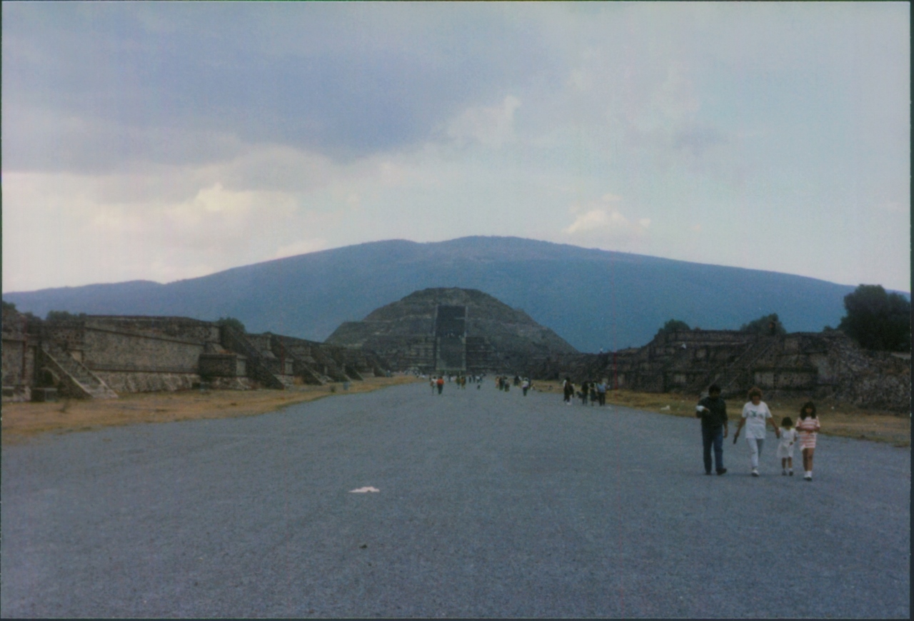 moon_pyramid_avenue_of_the_dead_teotihuacan_mexico_1990.jpg