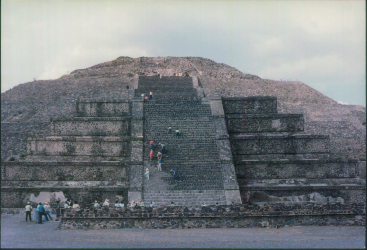 moon_pyramid_teotihuacan_mexico_1990_13.jpg