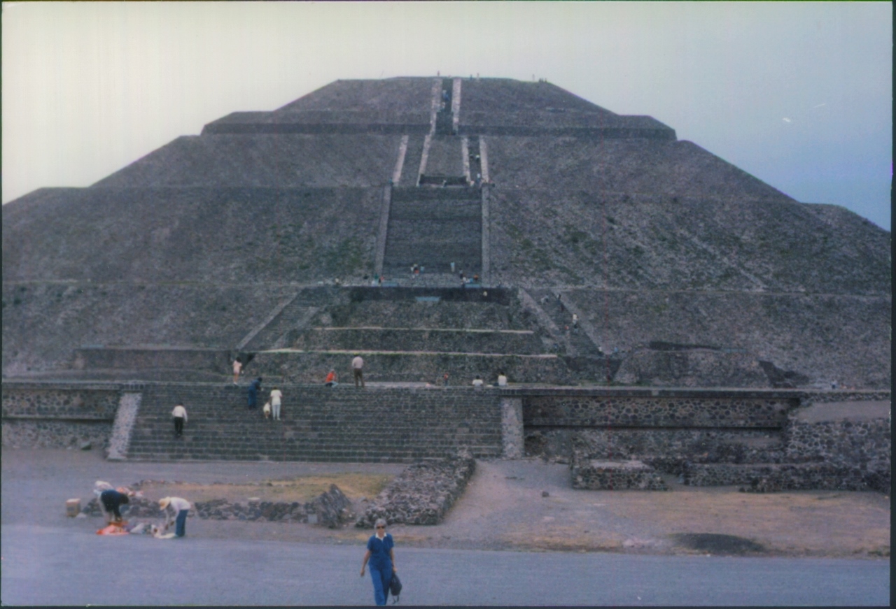 sun_pyramid_teotihuacan_mexico_1990_05.jpg