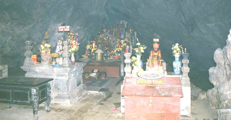 https://www.ronwalker.org/asia/vietnam/perfume_pagoda/perfume_pagoda.jpg (93386 bytes)