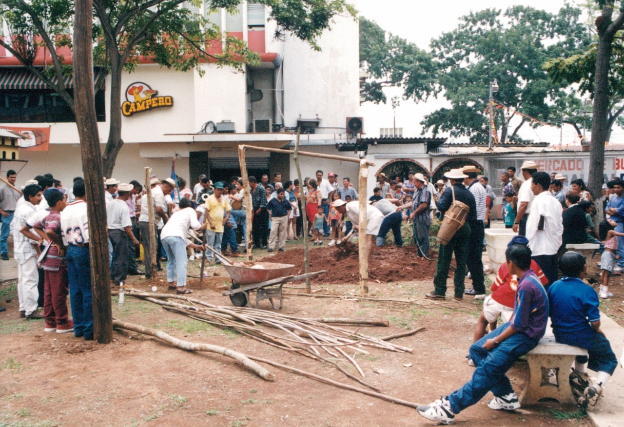 crowd_panama_city_1998.jpg